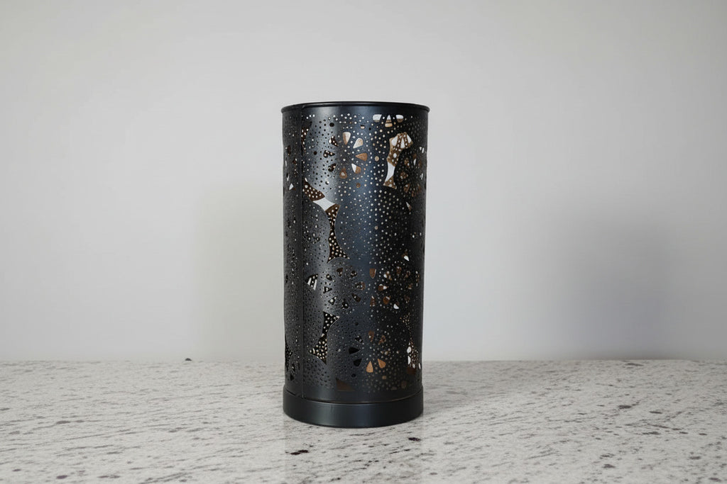 Lampada da tavolo artigianale in metallo intarsiata nera 16x16x32cm INDIA WORLD