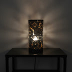 Lampada da tavolo artigianale in metallo intarsiata nera 16x16x32cm INDIA WORLD